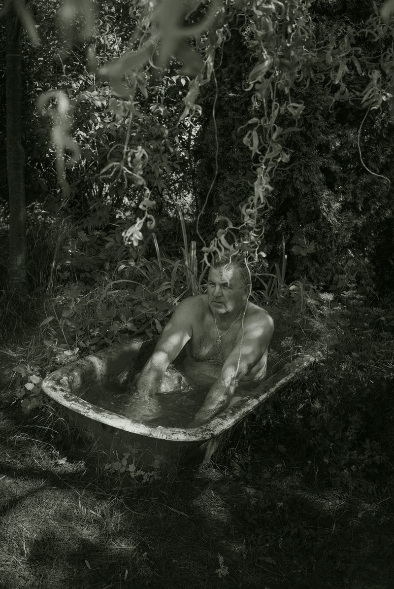 © Katarzyna Wąsowska - Image from the We bend to the ground photography project
