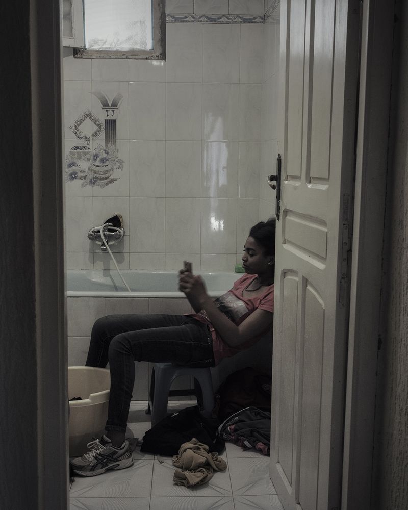 © Enrico Doria - Nihed using the smartphone at home