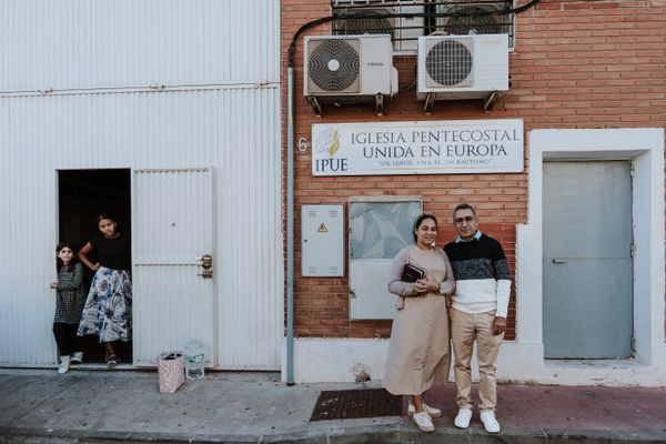 © Almendra Fantilli - A migrant family at a church in an industrial area of Málaga, Spain, 2025.