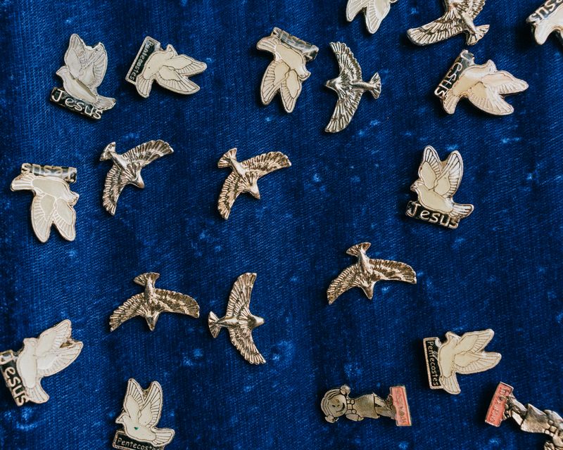 © Almendra Fantilli - Dove-shaped pins at an evangelical event, Mexico, 2022.