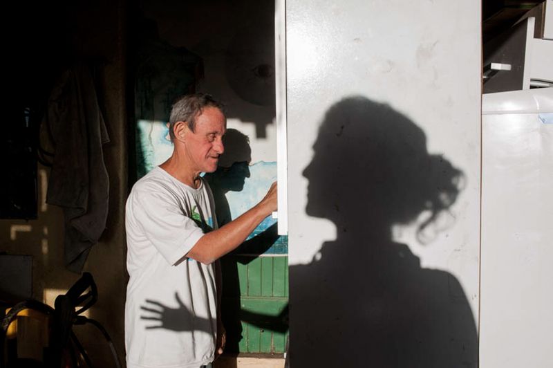 © Ilana Bar - Image from the transparencias de lar (home transparencies) photography project