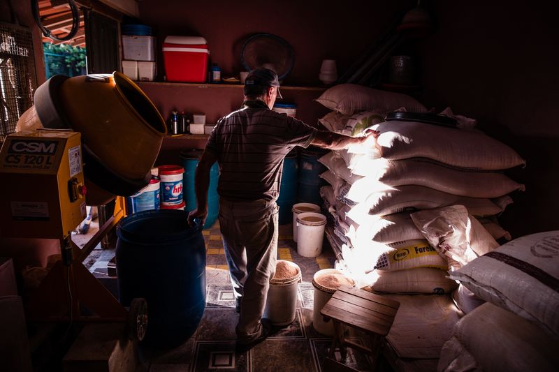 © Alinne Rezende - Image from the Life of a chicken farm during the Covid-19 pandemic in Brazil photography project