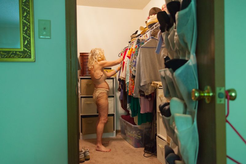 © Melissa Spitz - Looking for her cheerleading uniform, 2018