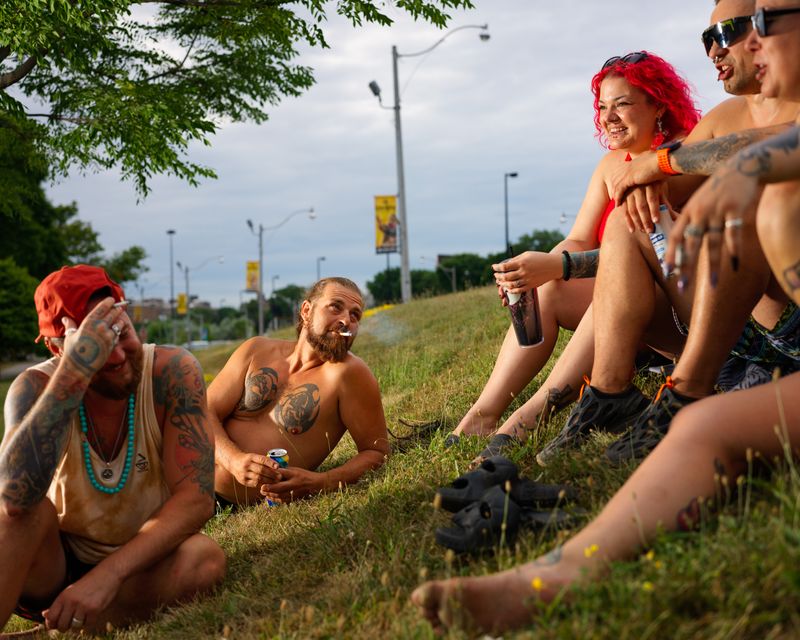 © Tommy Keith - Roadside Hang, 2025