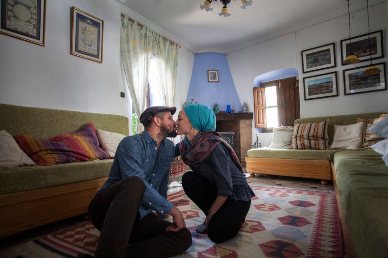 © Chiara Ferronato - Zahara and her husband in her parents’ living room.