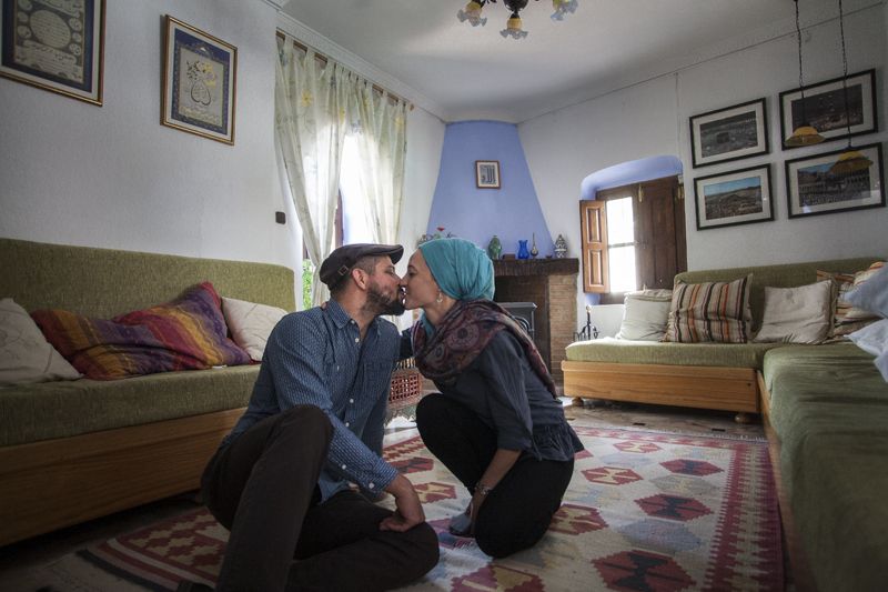 © Chiara Ferronato - Zahara and her husband in her parents’ living room.
