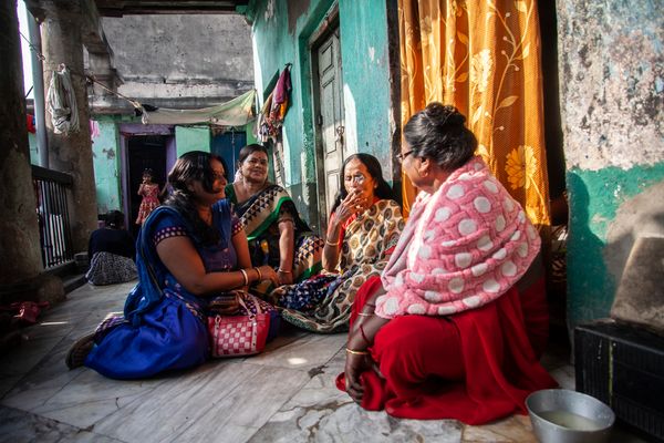 © Chiara Ferronato - A few sex workers talk and relax outside their rooms in one of Sonagachi brothels.