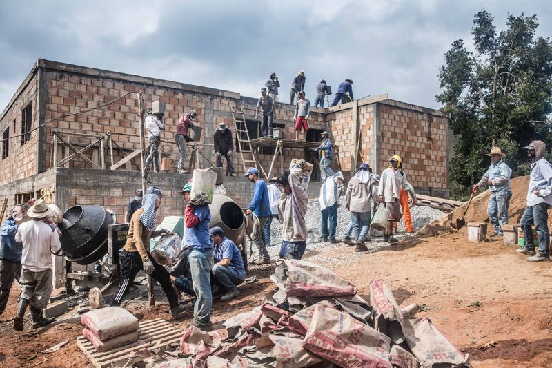 © Marlena Waldthausen - Men building a house on the weekend
