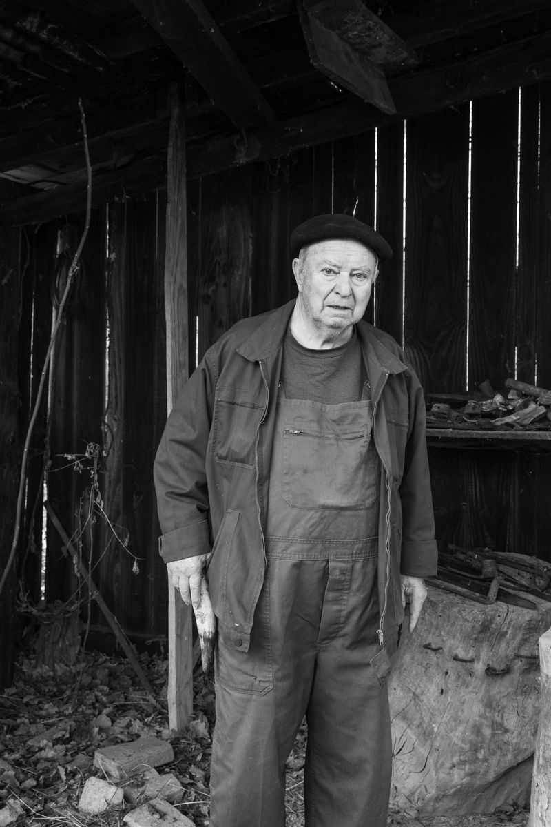 © Lisa Gervassi - Former volunteer actor & member of the UDAC, in one of the set’s cabins.