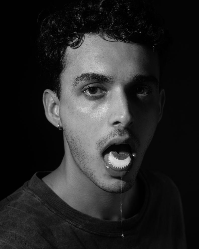 © Masina Pinheiro & Gal Cipreste - Dripping whistle, hóstia, 2024