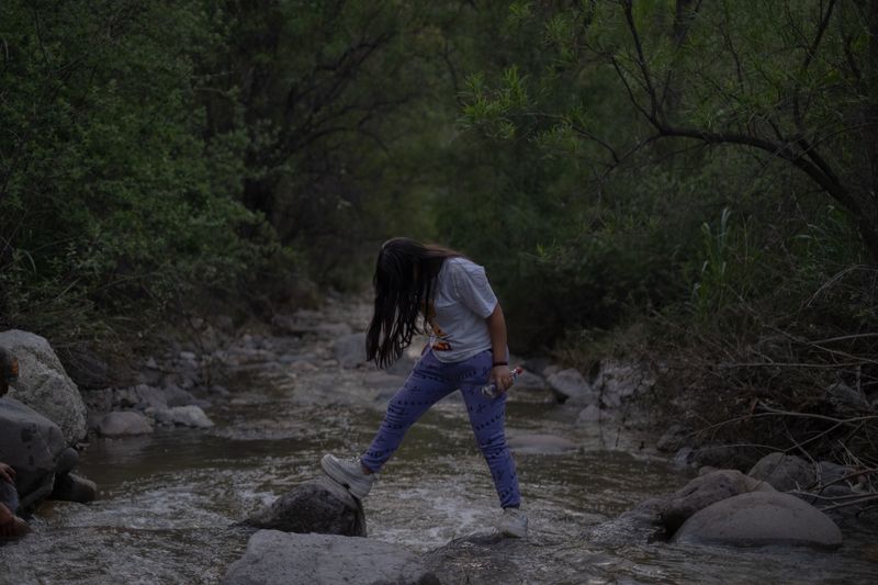© Frédérique Gélinas - Ceci walking by the river.