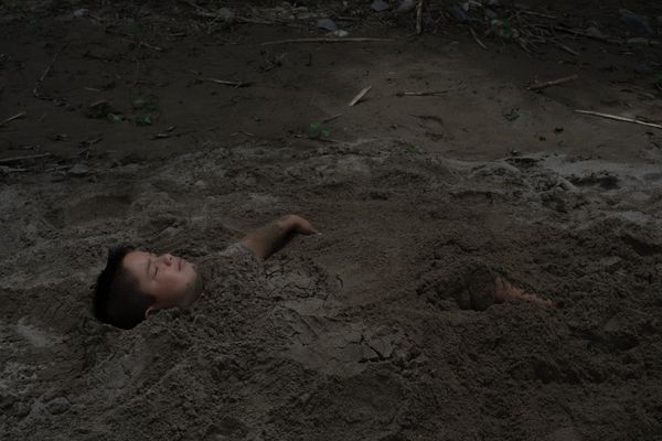© Frédérique Gélinas - Yair playing in the sand.