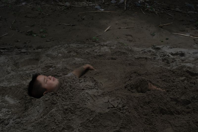 © Frédérique Gélinas - Yair playing in the sand.