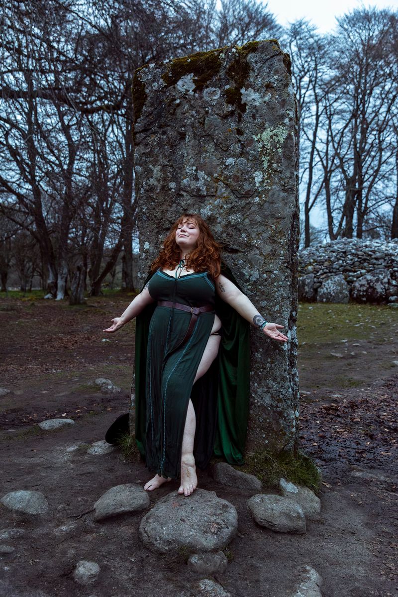 © Elisa Maenhout - Tonks at Clava Cairns’ Largest Standing Stone, Inverness, Scotland, 2024