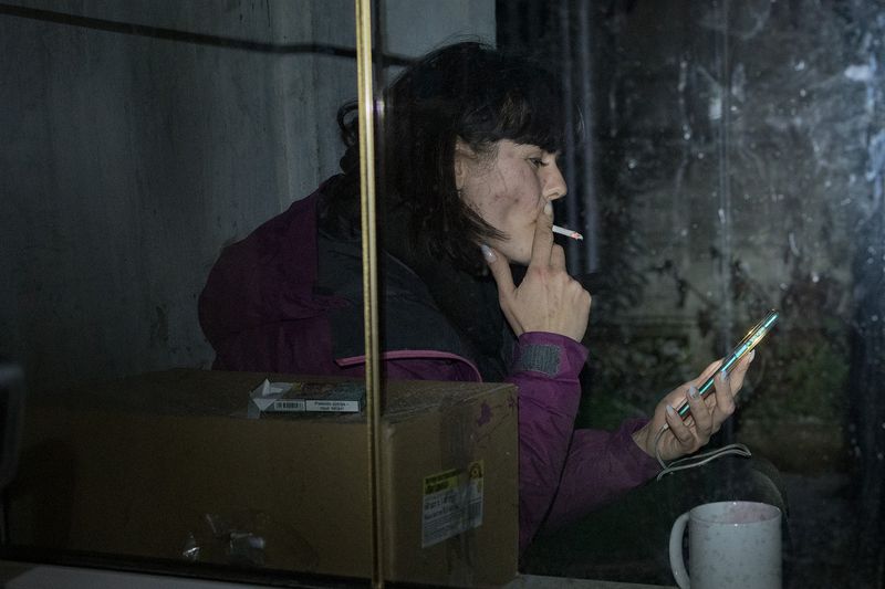 © Małgorzata Smieszek - A cigarette break is usually combined with a cup of coffee and checking messages from friends and relatives.