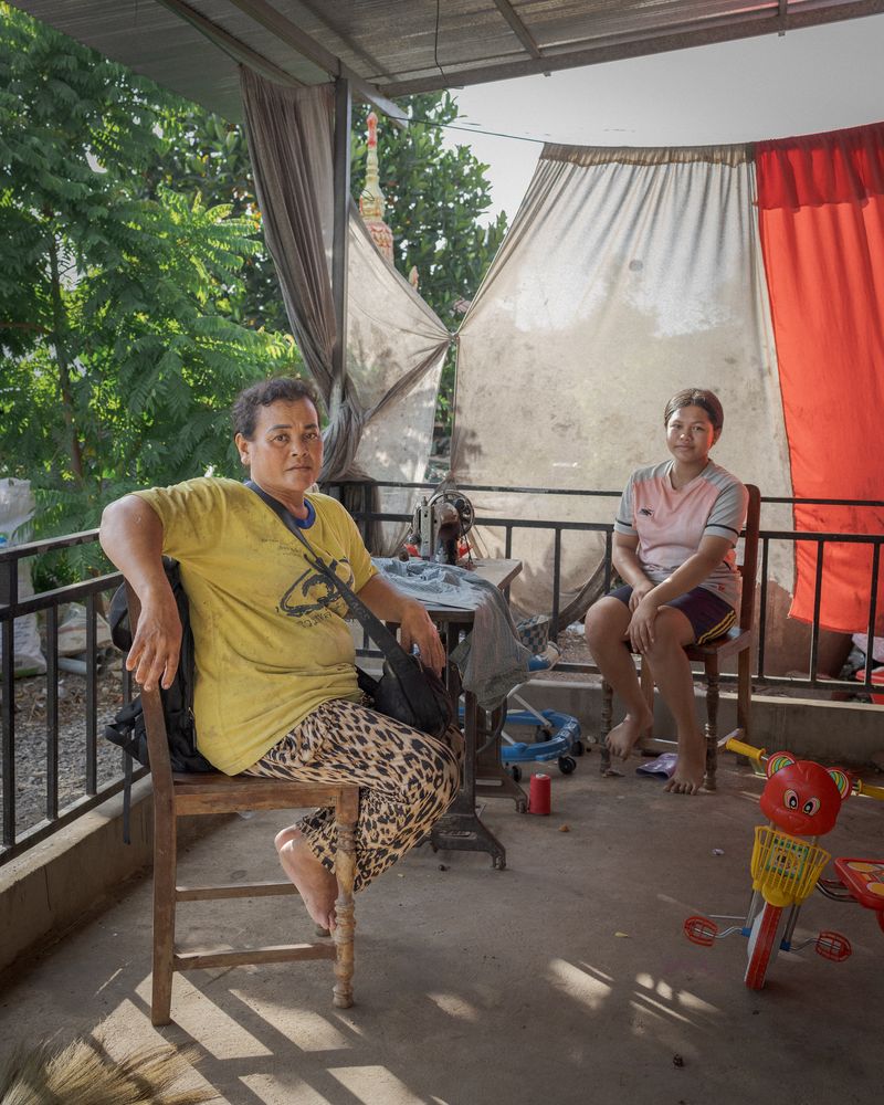 © Ponita Keo - Sameat and her daughter, Botoum, fifteen, rest after a morning of work with the pigs.