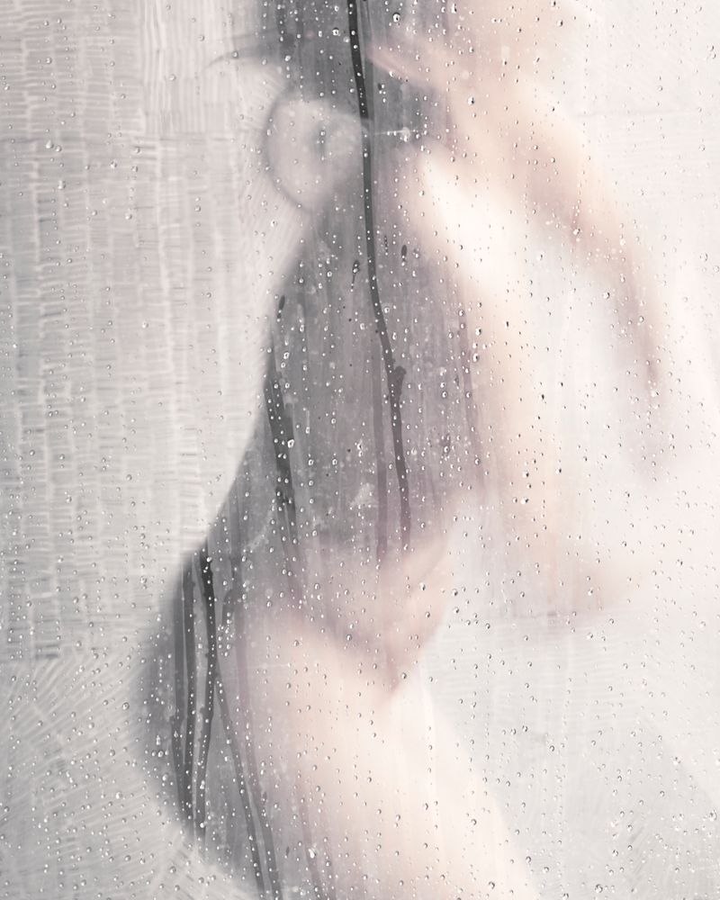 © Tati Vicedomine - Image from the You can even cry in the shower photography project