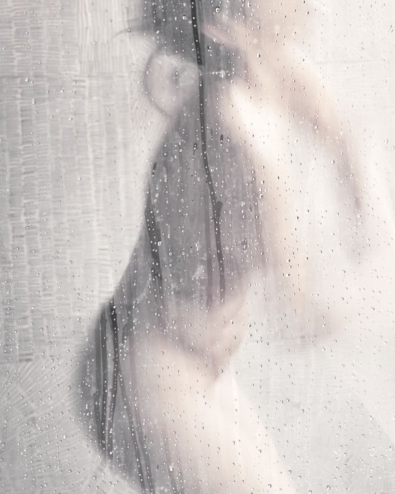 © Tati Vicedomine - Image from the You can even cry in the shower photography project