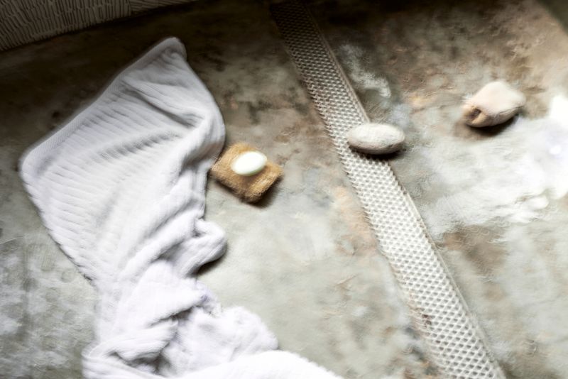 © Tati Vicedomine - Image from the You can even cry in the shower photography project