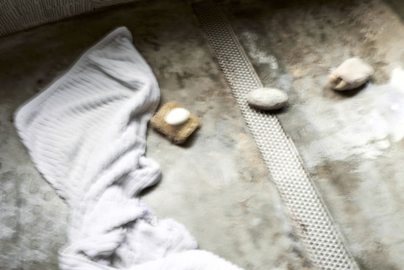 © Tati Vicedomine - Image from the You can even cry in the shower photography project
