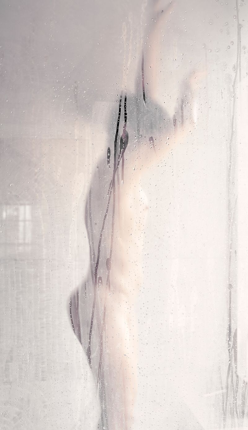 © Tati Vicedomine - Image from the You can even cry in the shower photography project