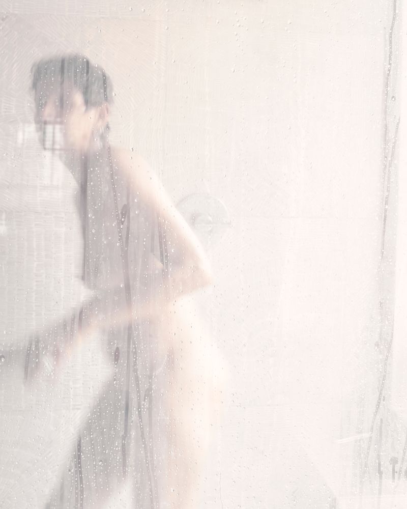 © Tati Vicedomine - Image from the You can even cry in the shower photography project