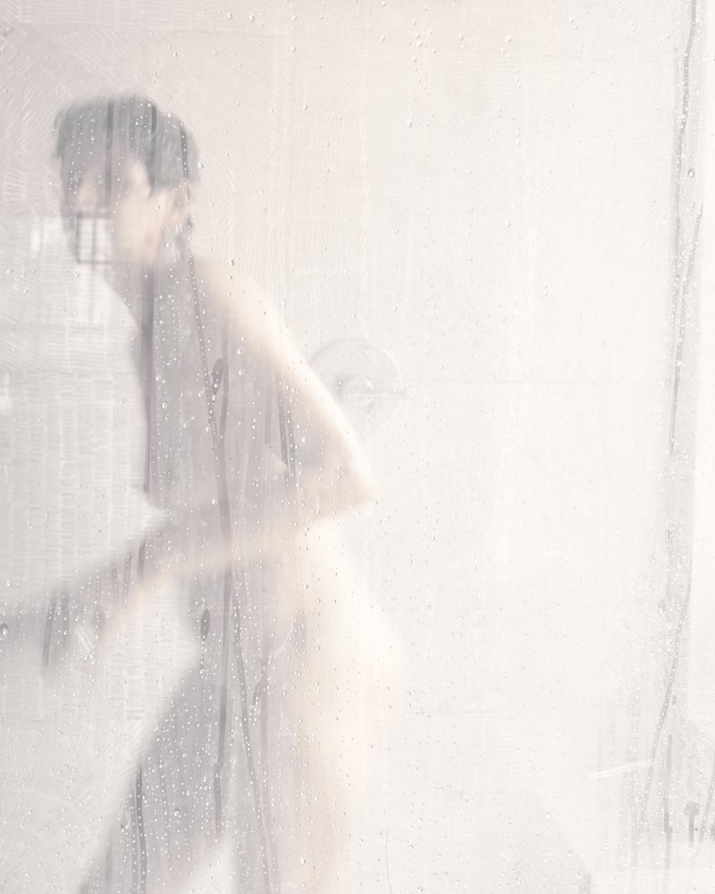 © Tati Vicedomine - Image from the You can even cry in the shower photography project