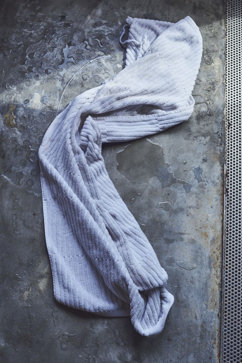 © Tati Vicedomine - Image from the You can even cry in the shower photography project