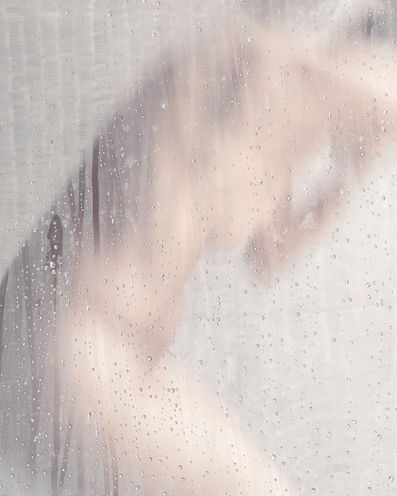 © Tati Vicedomine - Image from the You can even cry in the shower photography project