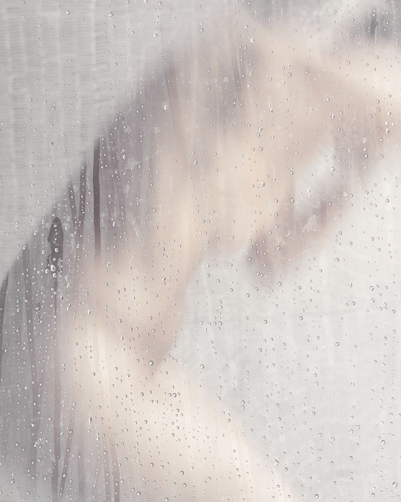 © Tati Vicedomine - Image from the You can even cry in the shower photography project