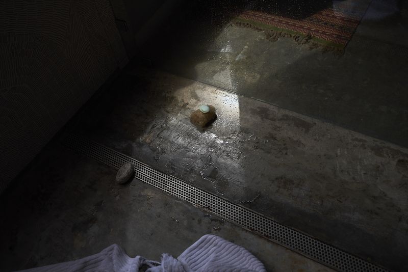 © Tati Vicedomine - Image from the You can even cry in the shower photography project