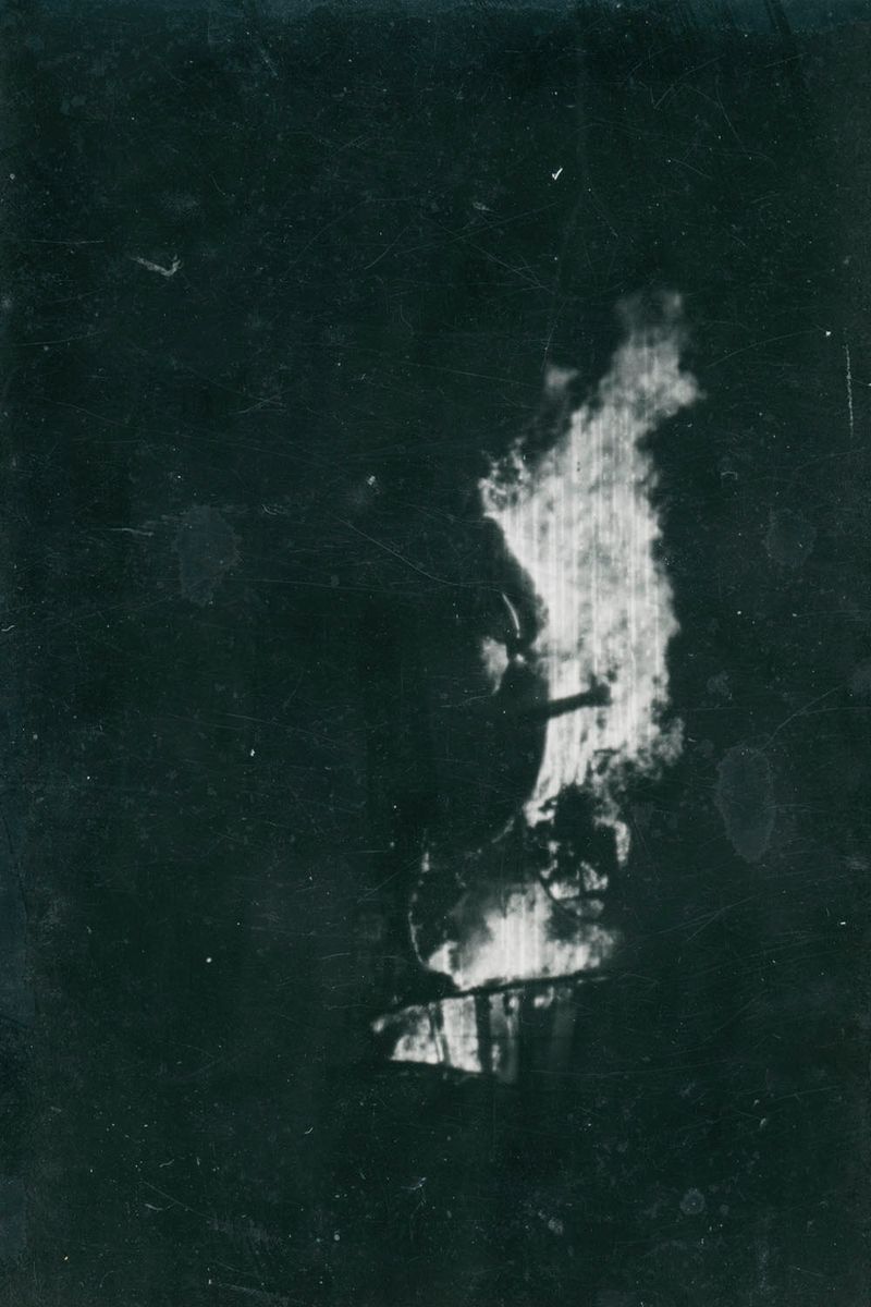 © Julie Delabarre - Image from the À mettre dans mon cercueil ou à brûler photography project