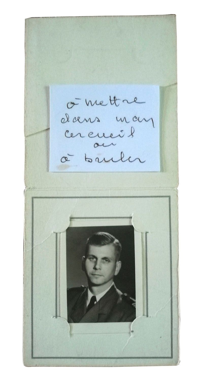 © Julie Delabarre - Image from the À mettre dans mon cercueil ou à brûler photography project