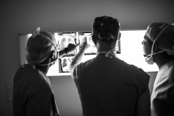 © Carlo Perazzolo - Doctors from italian team confronts radiography results with the local surgeons team.
