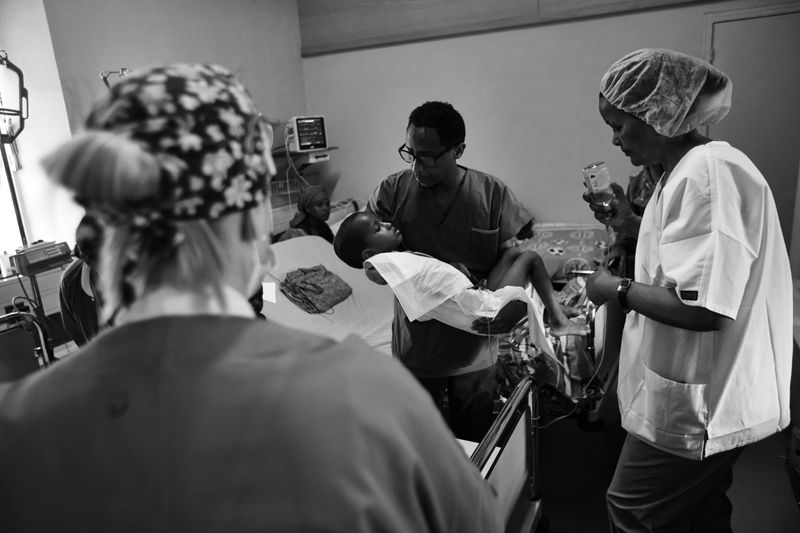 © Carlo Perazzolo - A child is transferred to PIC ward after an operation