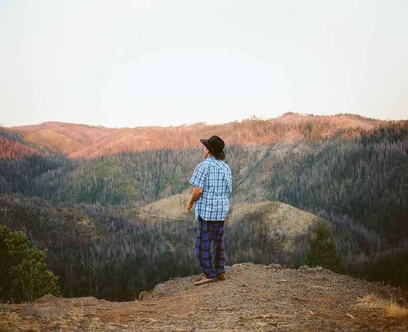 © Maxime Riché - Jim McCurdy watches the smoke from the Dixie Fire from the rim of the Feather Canyon - August 2021.
