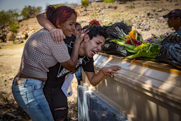 © Francesca Volpi - Darwin mourns the death of his brother at his funeral.