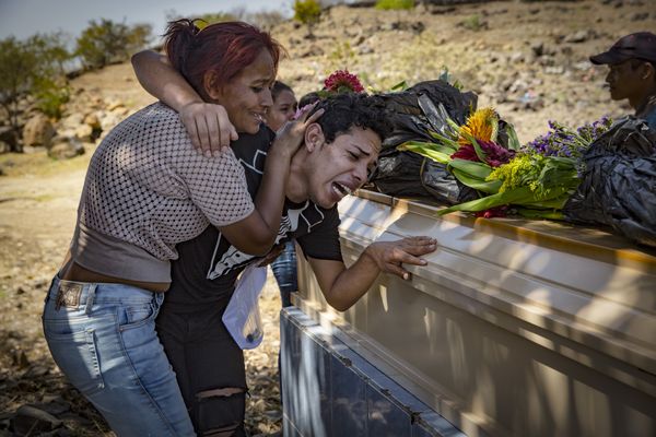 © Francesca Volpi - Darwin mourns the death of his brother at his funeral.