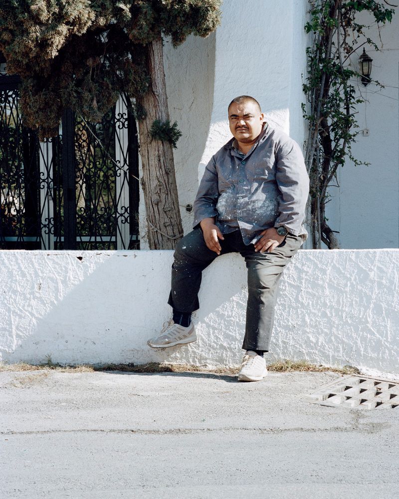 © Miriam Stanke - Hussein, painter at hotel complex, Sousse
