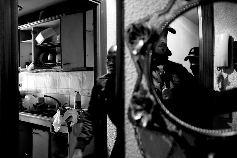 © Olmo Calvo - National police get into Antonio Tomás´s house beside the judicial commission to evict him. Leganés December 14, 2011.