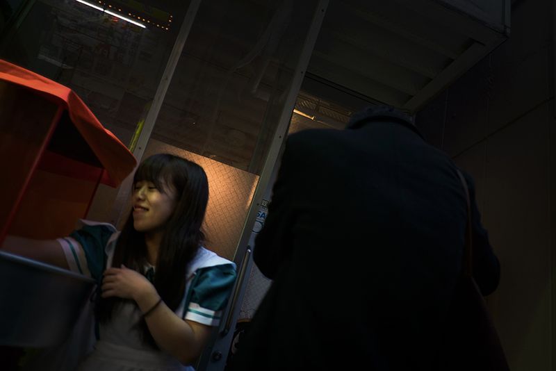 © Isabella Borrelli - A maid get the money of a Maid Cafè entrance