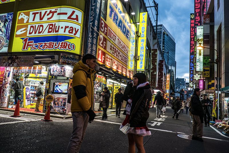 © Isabella Borrelli - A girl contracts with a man the services of a maid cafe.