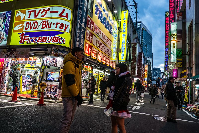 © Isabella Borrelli - A girl contracts with a man the services of a maid cafe.