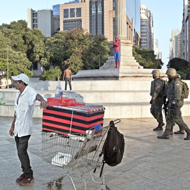 © Lara Ciarabellini - Image from the Urban Rio: life in between beaches and favelas photography project