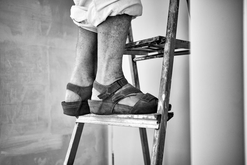 © Irene van Nispen-Kress - Mieke helping her friend to paint the walls of her new appartment