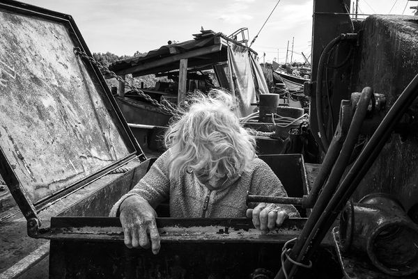 © Irene van Nispen-Kress - Ellen (1949) lives on a ship that once transported gravel and sand.