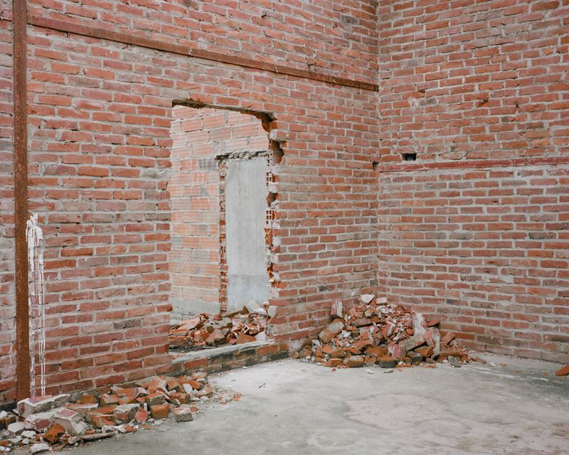 © Henri Kisielewski - Entrance, (2022). Kodak medium format colour negative film (6x7).