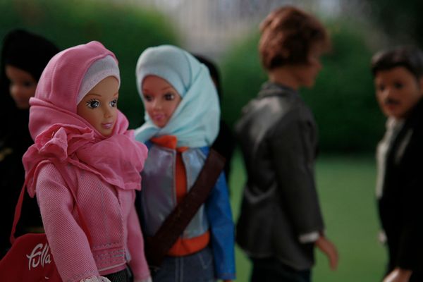 © Boushra Almutawakel - He watches her