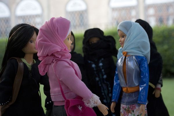 © Boushra Almutawakel - Fulla meets friends at University
