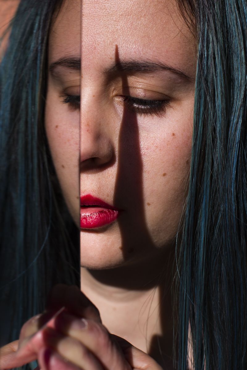 © Elisa Miralles - Image from the THE EXPERIENCE OF INHABITING A BODY photography project